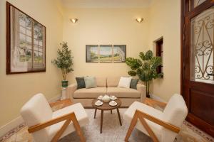 West Lake 3BR House with Private Jacuzzi & Balcony