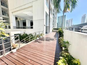 NEW Cozy 1BR King Bed at Greenbelt Hamilton Makati