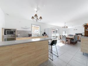 Maison proche Clermont et RIOM 4 Chambres et 4 SBD , Tout Climatisé avec Parking Gratuit