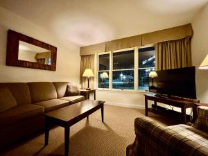 Ski in-out, Slope and Pool Views 1BR at Country Inn