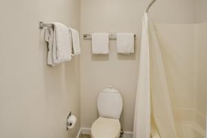 Ski in-out, Slope and Pool Views 1BR at Country Inn