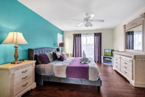 Poolside 5BR Escape with Pool Table & Parking