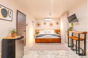01 - Romantic retreat with Pool and Scenic Views