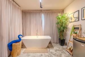 01 - Romantic retreat with Pool and Scenic Views
