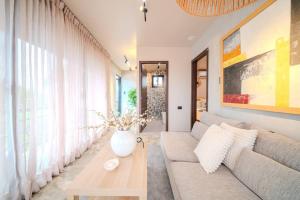 01 - Romantic retreat with Pool and Scenic Views