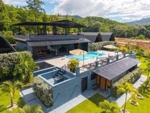 01 - Romantic retreat with Pool and Scenic Views