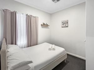 Bright 3-Bed House with Garage Parking