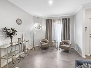Bright 3-Bed House with Garage Parking