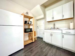 Private Furnished Studio with WiFi & Utilities - Near LA Attractions