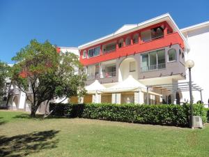 Charmant appartement avec terrasse, parking gratuit et animaux acceptés, proche des thermes à Lamalou - FR-1-451-89