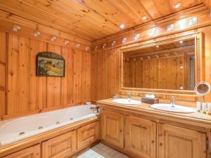 Courchevel 1850 - Appartement skis aux pieds avec spa, 3 chambres pour 6 personnes - FR-1-564-115
