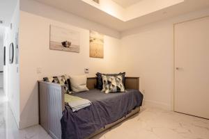 Beautiful Condo and Apt W Free Parking 5 Stars !