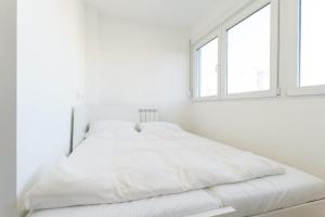 Sunny Apartment with Balcony and great Wi-Fi