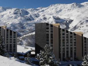 Studio lumineux avec balcon, accès direct aux pistes - FR-1-344-983