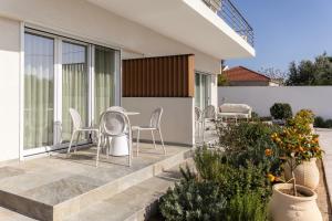 Cavo Dio 2 - Beachfront Bliss - Cozy Apt Pool Sunsets
