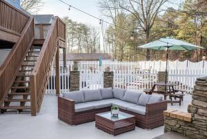 10 mins to DT Asheville Pool Hot Tub Game Room