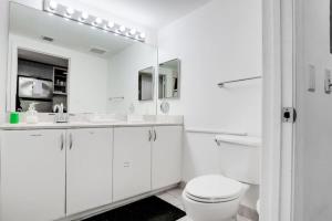 Bayview Grand Studio Apt with Private Balcony