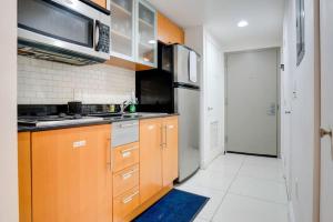 Bayview Grand Studio Apt with Private Balcony