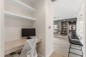 Urban Oasis in Brickell Miami with WFH setup Parking