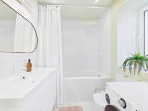 Cozy 1BR w AC, Terrace & Shared Garden – Almada | By Airnest