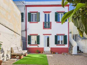 Cozy 1BR w AC, Terrace & Shared Garden – Almada | By Airnest