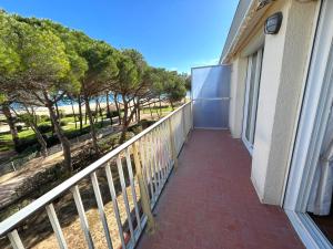 Grand 2 pièces en bord de plage avec terrasse et vue sur mer - FR-1-837-17