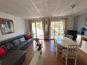 Grand 2 pièces en bord de plage avec terrasse et vue sur mer - FR-1-837-17