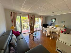 Grand 2 pièces en bord de plage avec terrasse et vue sur mer - FR-1-837-17