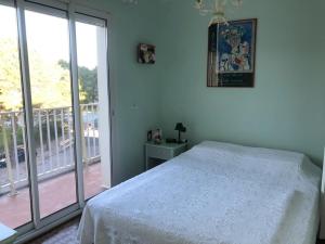 Grand 2 pièces en bord de plage avec terrasse et vue sur mer - FR-1-837-17