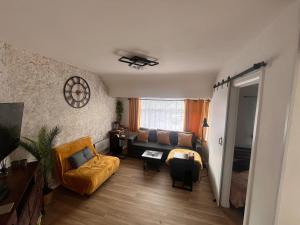 Luxury Smart 1-Bedroom Residence, Windsor,Slough, Sleeps 4, Garden, Parking
