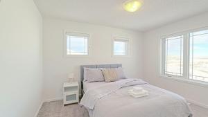 Bright 5BR Family Retreat 15 min to YYC