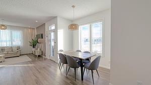 Bright 5BR Family Retreat 15 min to YYC