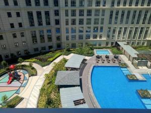 Fronting NAIA 3, Newport Condo with Hot Shower 8J2
