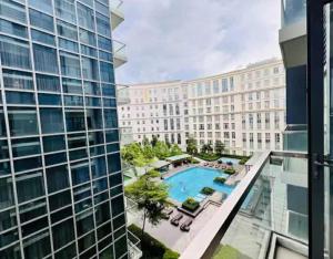 Fronting NAIA 3, Newport Condo with Hot Shower 8J2