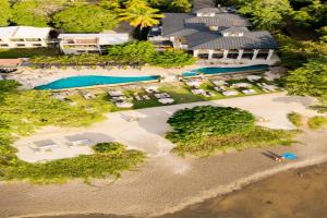 Chic Minimalist Condo with Swimming Pool, Hot Tub, and Beach Club Access