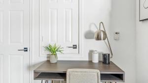 Landing Modern 1BD Pool Courtyard