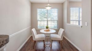 Landing Modern 1BD Pool Gym