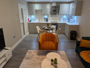 Stunning Sea View 2BR Flat Sleeps 5 Walk to Beach - Extended Stay Available - by Nestora Stays Ltd