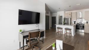 Landing Stylish 1BD Gym Clubhouse
