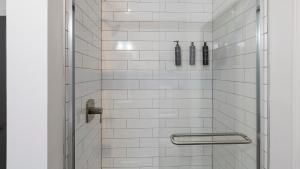 Landing Stylish 1BD Gym Clubhouse