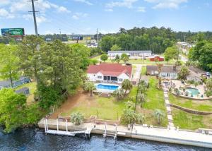 Paradise on Ocean Waterway Huge 5000 sq ft w Private Pool, Boat Dock, Grand Piano, Game Tables, BBQ, 1 acre Yard, Crib, Sleeps 34