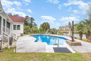 Paradise on Ocean Waterway Huge 5000 sq ft w Private Pool, Boat Dock, Grand Piano, Game Tables, BBQ, 1 acre Yard, Crib, Sleeps 34