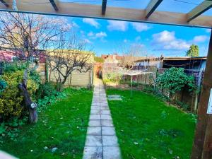 1 Bed Studio - Sleeps 2 - Garden & Free Parking