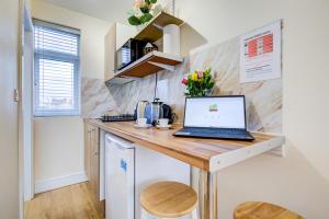 1 Bed Studio - Sleeps 2 - Garden & Free Parking