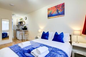 1 Bed Studio - Sleeps 2 - Garden & Free Parking