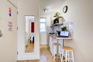 1 Bed Studio - Sleeps 2 - Garden & Free Parking