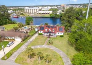 Paradise on Ocean Waterway Huge 5000 sq ft w Private Pool, Boat Dock, Grand Piano, Game Tables, BBQ, 1 acre Yard, Crib, Sleeps 34