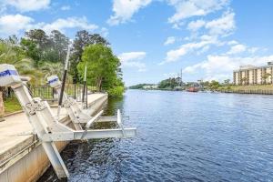 Paradise on Ocean Waterway Huge 5000 sq ft w Private Pool, Boat Dock, Grand Piano, Game Tables, BBQ, 1 acre Yard, Crib, Sleeps 34