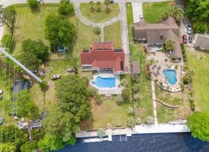 Paradise on Ocean Waterway Huge 5000 sq ft w Private Pool, Boat Dock, Grand Piano, Game Tables, BBQ, 1 acre Yard, Crib, Sleeps 34