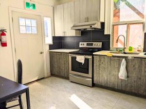 202Bright & Cozy Room on Bathurst Walkable Location